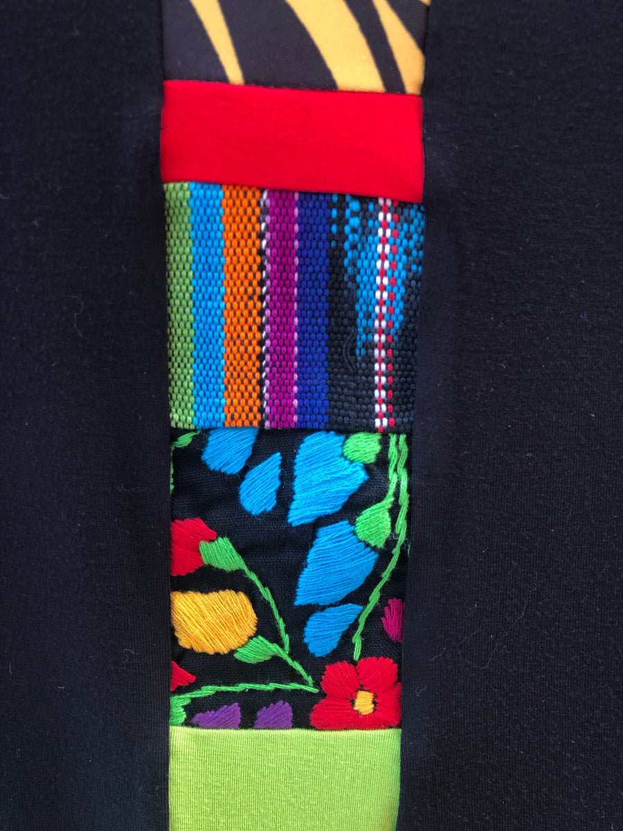 HAUT NOIR QUI S'ATACHE À LA TAILLE AVEC BANDE DE TISSUS MIXTES AU DEVANT