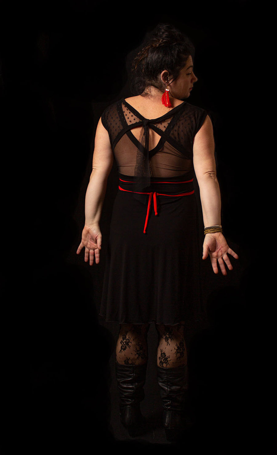 ROBE NOIRE AU HAUT ET DOS TRANSPARENT