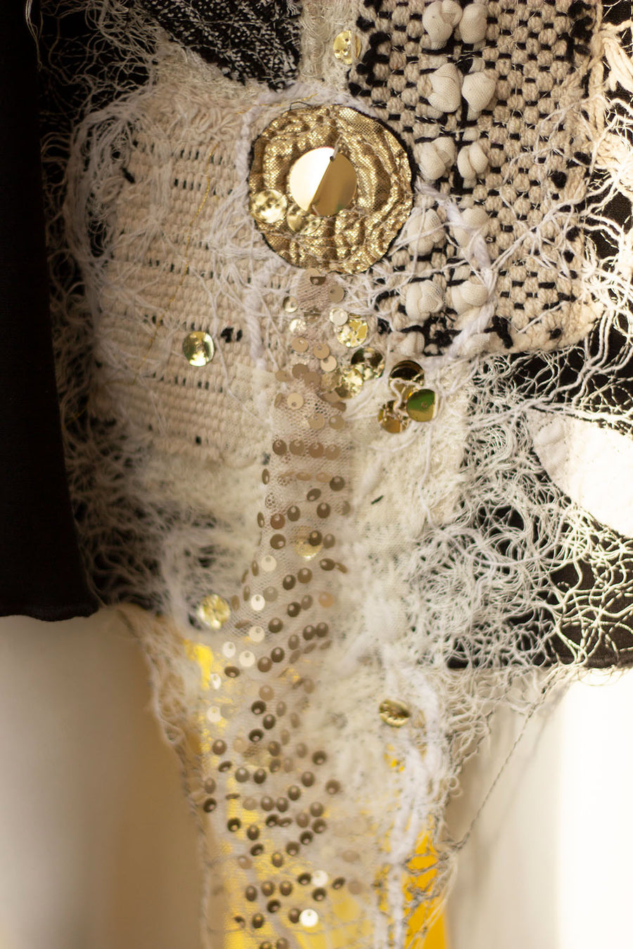 JUPE RONDE NOIRE AUX BRODERIES BLANCHES