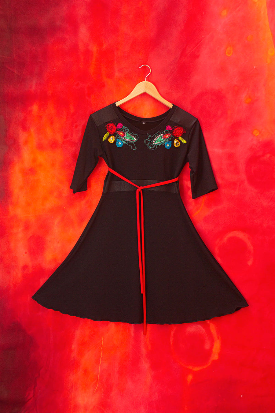 ROBE NOIRE AUX BRODERIES SYMÉTRIQUES