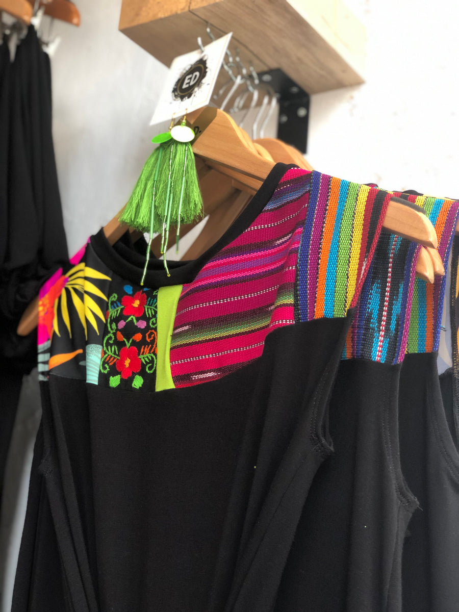 ROBE COURTE NOIRE EN A AVEC TISSUS MIXTES COLORÉS