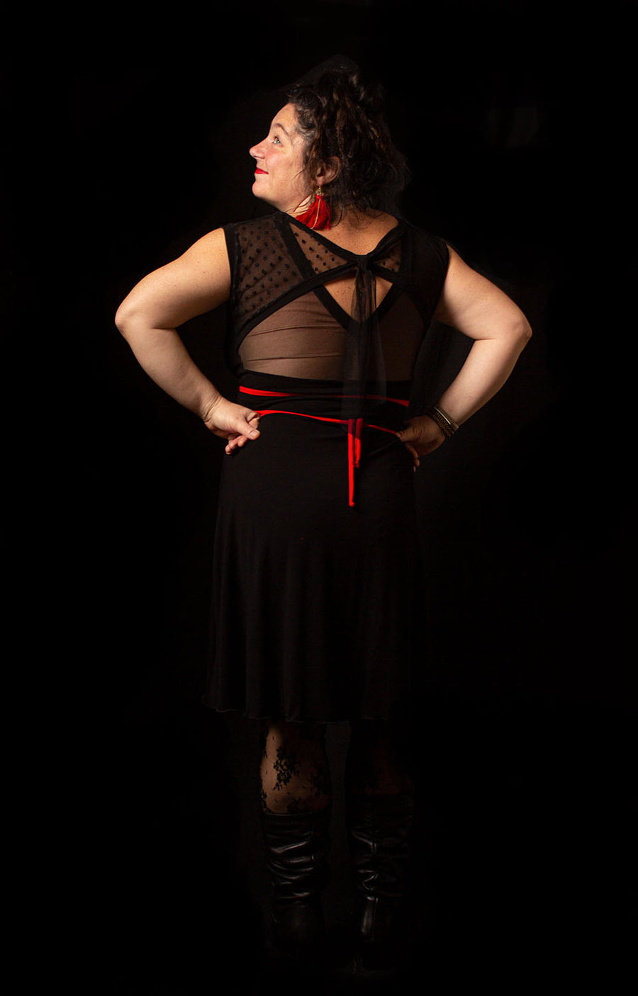 ROBE NOIRE AU HAUT ET DOS TRANSPARENT