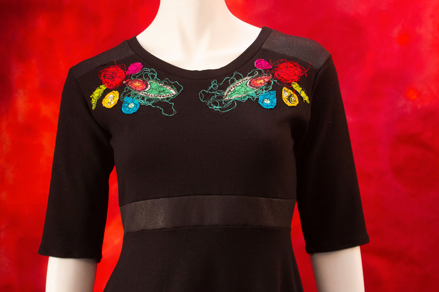 ROBE NOIRE AUX BRODERIES SYMÉTRIQUES