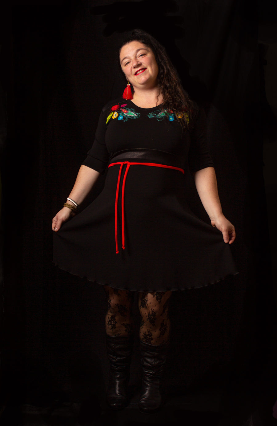 ROBE NOIRE AUX BRODERIES SYMÉTRIQUES