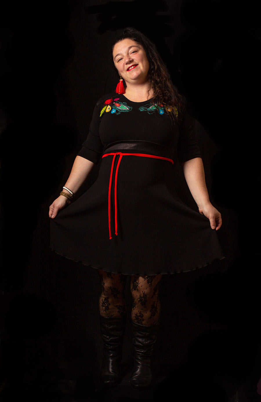 ROBE NOIRE AUX BRODERIES SYMÉTRIQUES